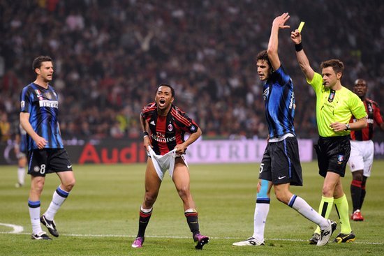  米兰德比争议判罚引发球迷强烈抗议  